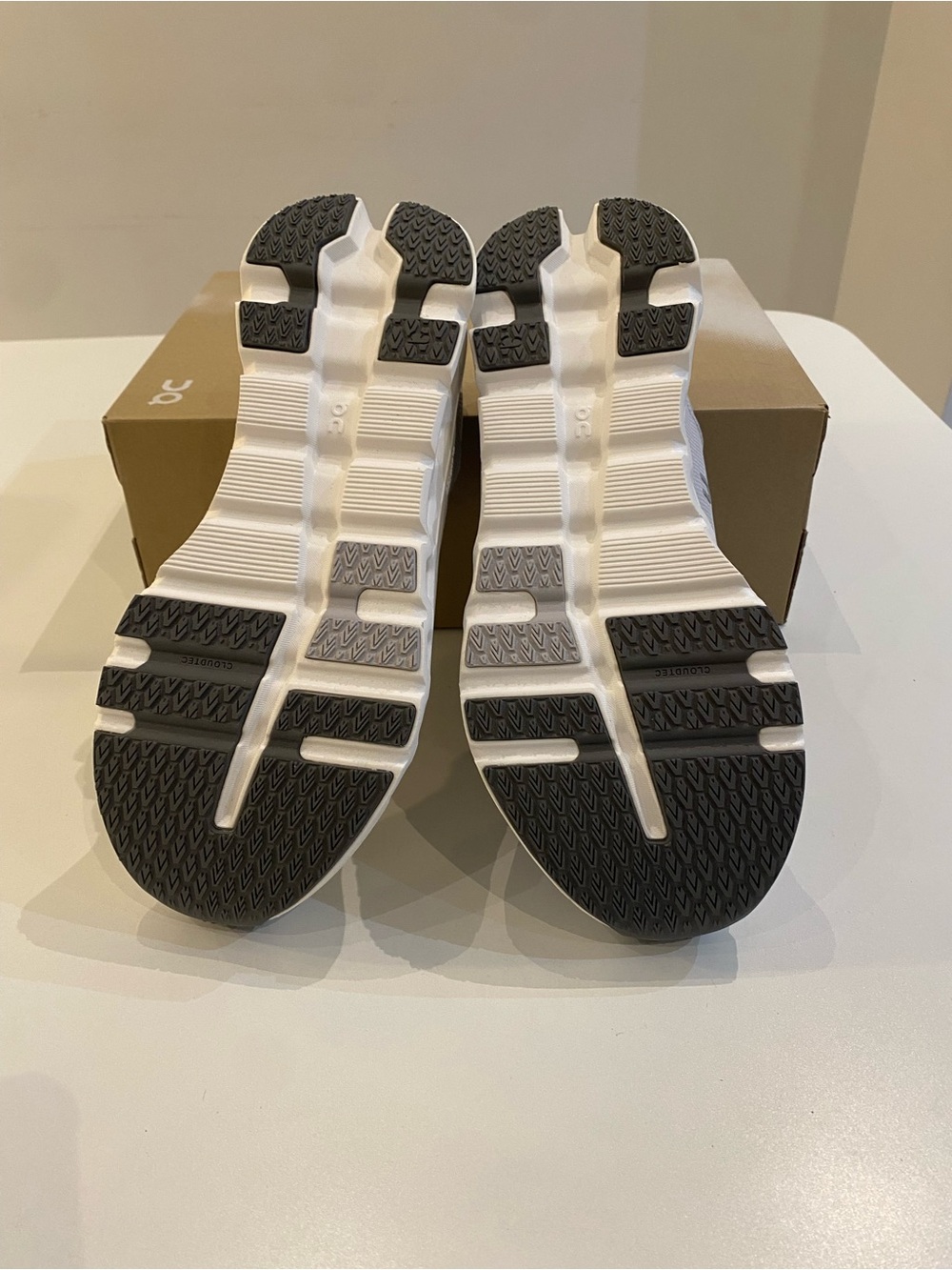 On Running Women’s Cloudrunner 2 Sneaker in Frost/White sz 10.5 New in Box - Picture 7 of 7